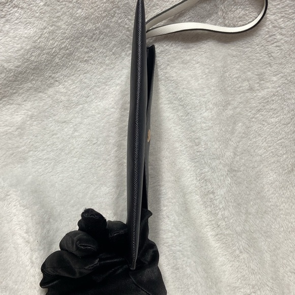 Black clutch and wristlet with card holder - Picture 8 of 15